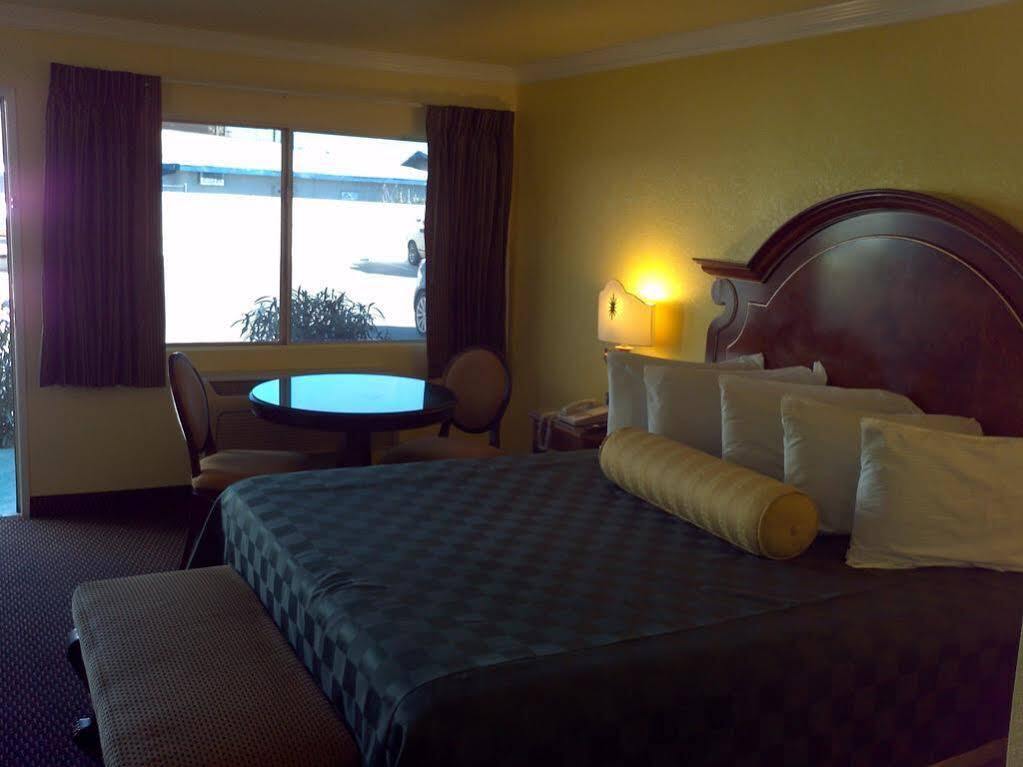 Desert Mirage Inn & Suites 니들즈 외부 사진